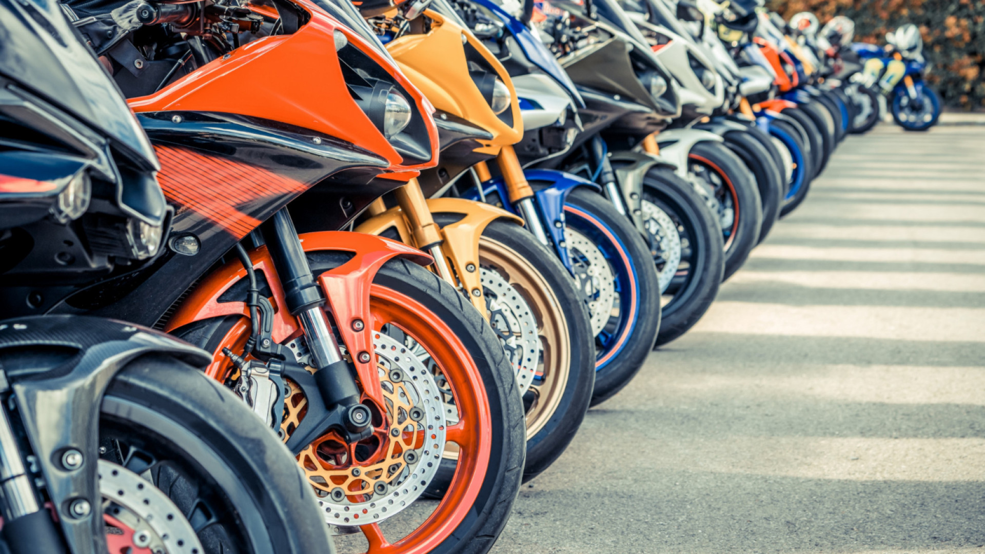 Est-il possible de conduire avec la même moto sur piste et sur route ?